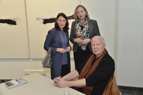 Dr. Jutta Götzmann, Direktorin Potsdam Museum, Jisca Bijlsma, Direktorin Chabot Museum und ARMANDO(v.l.n.r.)  ©  Potsdam Museum,