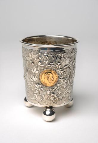 Unbekannter Hersteller, Dreikaiserbecher, 1888, Silber, H: 8,5 cm, ø 6,8 cm, Potsdam Museum – Forum für Kunst und Geschichte, Inv.-Nr. AK-2016-415,