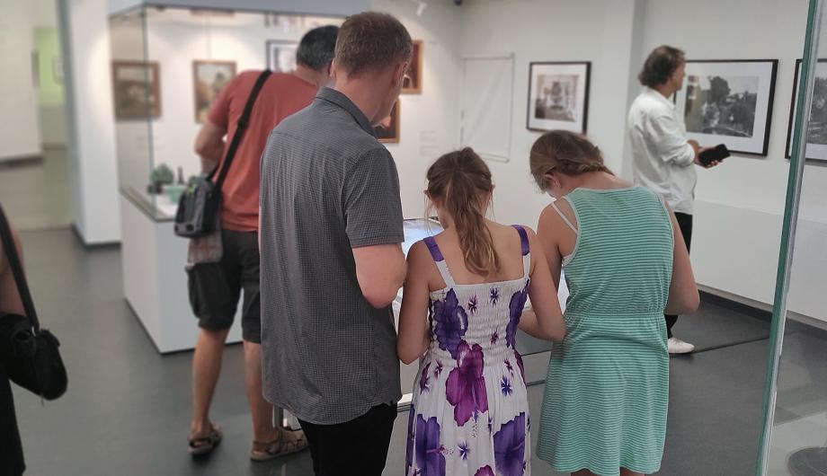 Familie in der Ausstellung zu Karl Foerster 