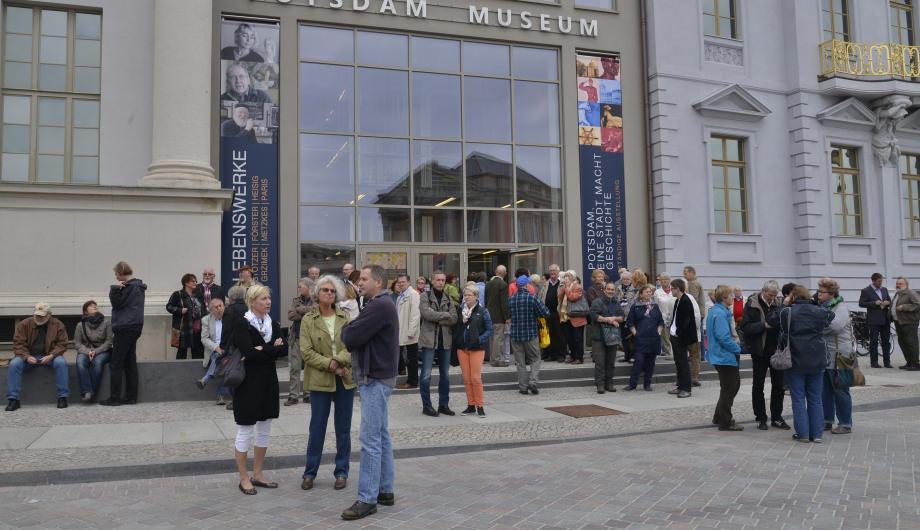 Potsdam Museum - Menschen vor dem Museumseingang