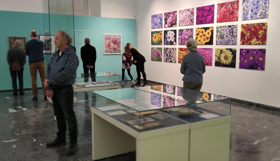 Gäste in der Ausstellung zu Karl Foerster