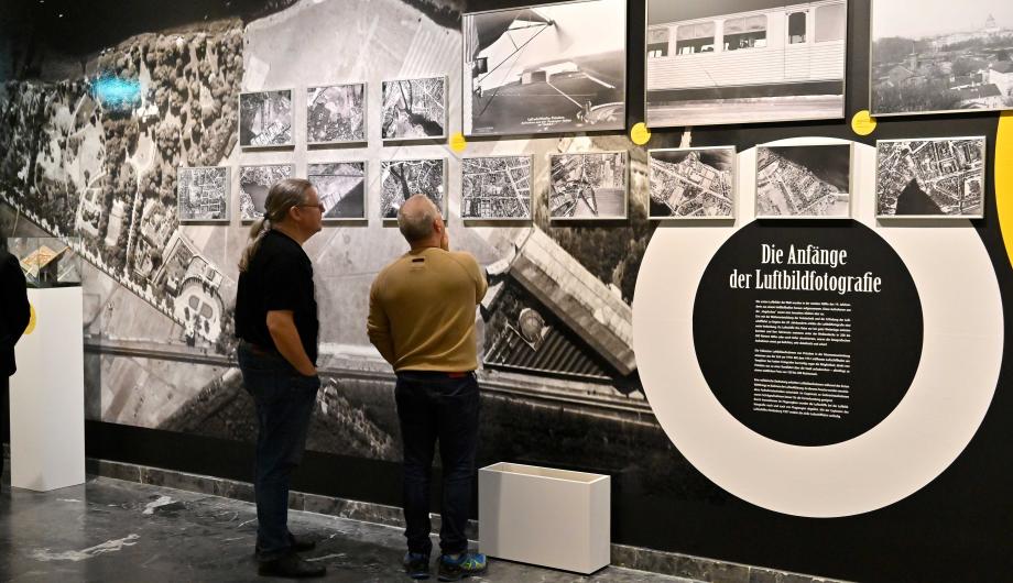 Besuchende in der Luftbild-Ausstellung