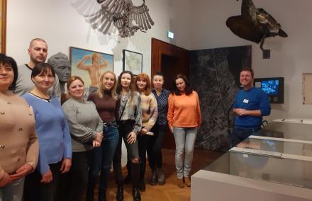 Stadtgeschichtliche Ausstellung des Potsdam Museums Gruppe Besuchender in der stadtgeschichtliche Ausstellung